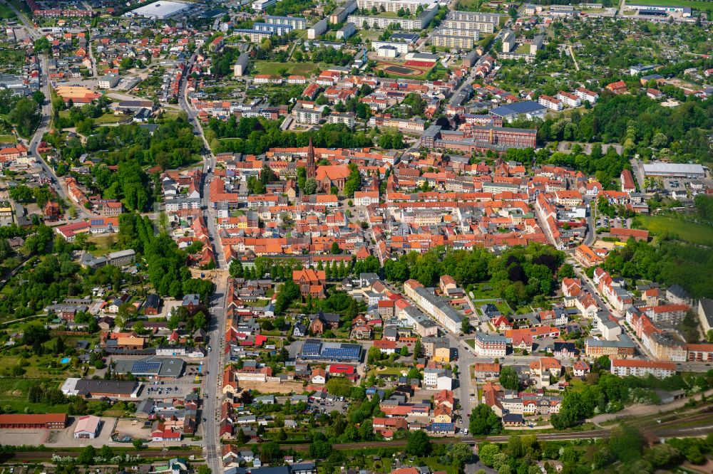 Pritzwalk aus der Vogelperspektive: Altstadtbereich und Innenstadtzentrum in Pritzwalk im Bundesland Brandenburg, Deutschland
