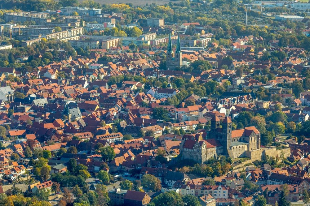Luftaufnahme Quedlinburg - Altstadtbereich und Innenstadtzentrum in Quedlinburg im Bundesland Sachsen-Anhalt, Deutschland
