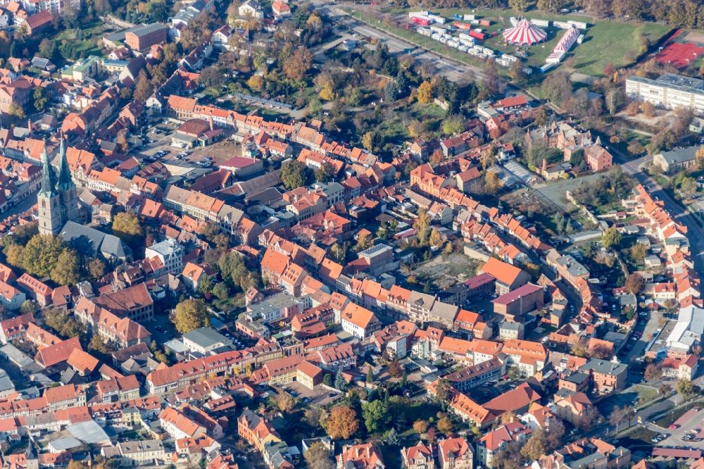 Quedlinburg von oben - Altstadtbereich und Innenstadtzentrum in Quedlinburg im Bundesland Sachsen-Anhalt, Deutschland