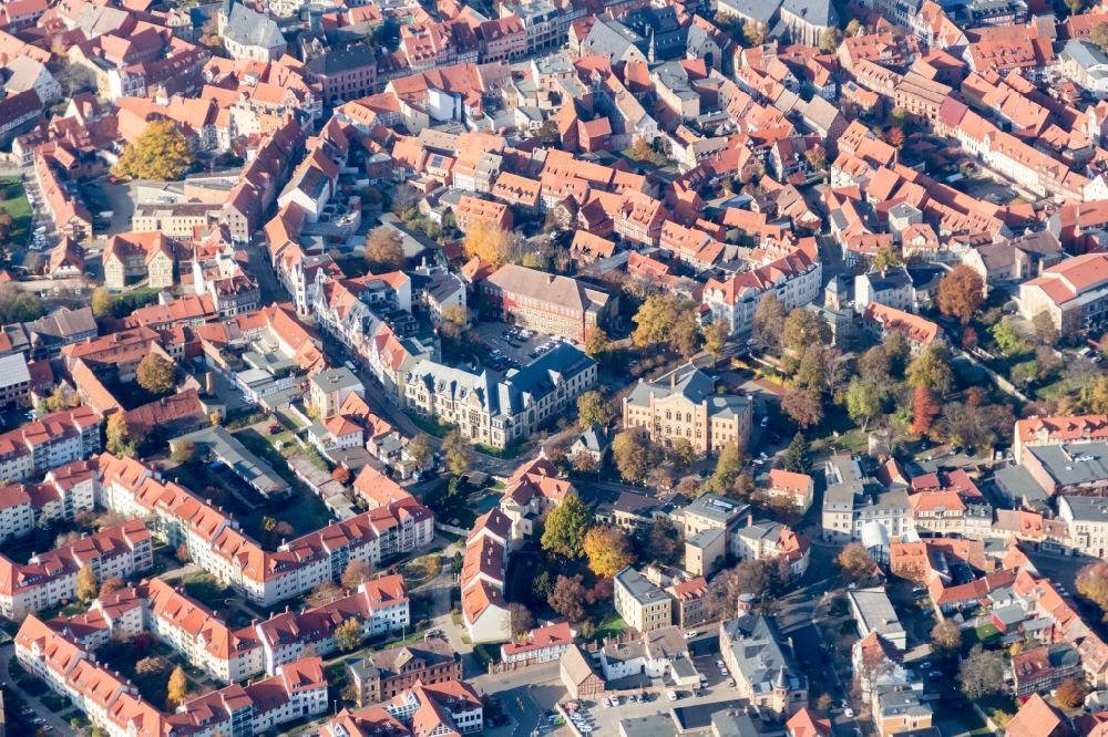 Quedlinburg aus der Vogelperspektive: Altstadtbereich und Innenstadtzentrum in Quedlinburg im Bundesland Sachsen-Anhalt, Deutschland