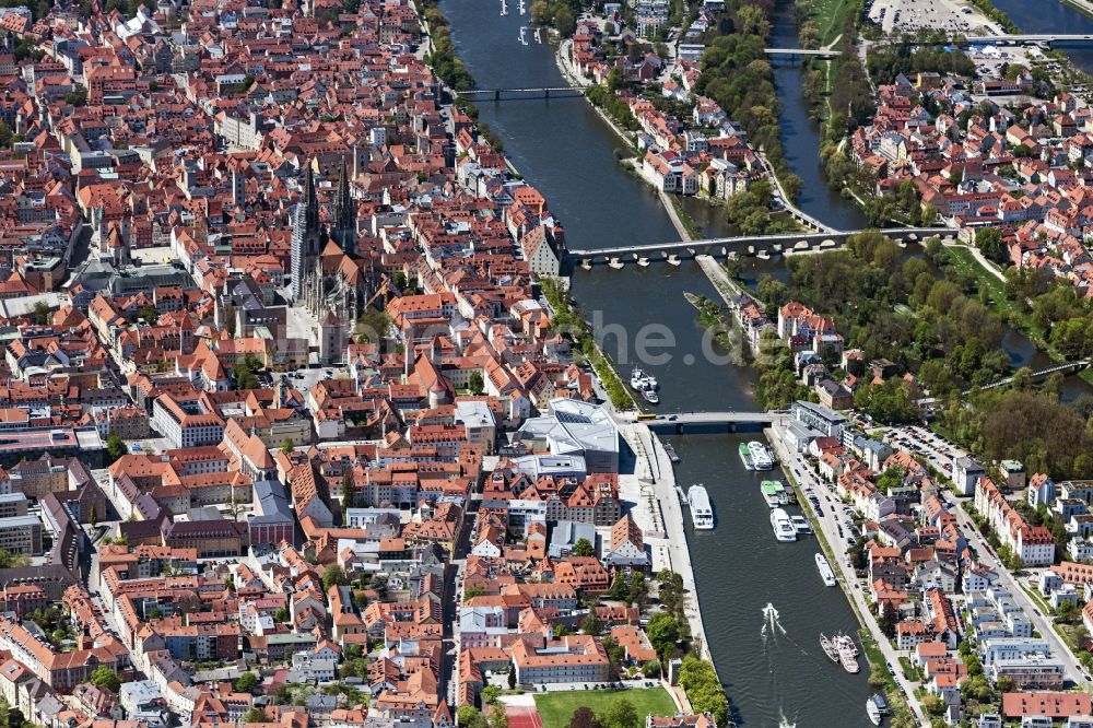 Regensburg aus der Vogelperspektive: Altstadtbereich und Innenstadtzentrum in Regensburg im Bundesland Bayern, Deutschland
