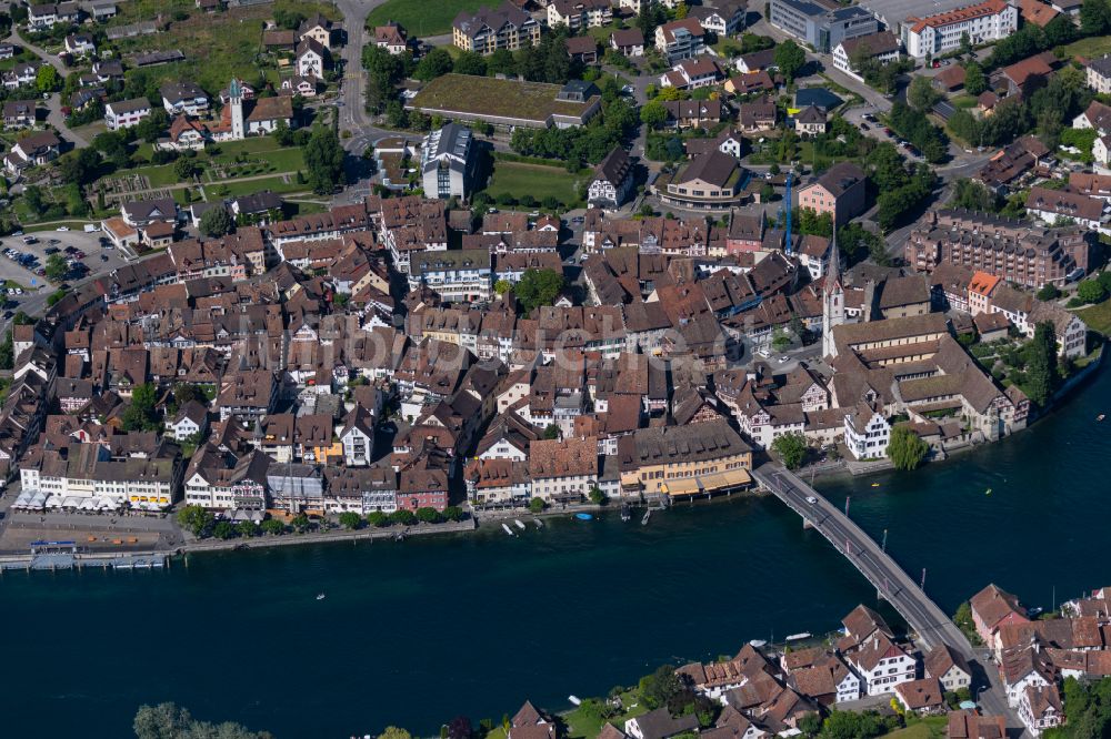 Stein am Rhein aus der Vogelperspektive: Altstadtbereich und Innenstadtzentrum mit Rheinbrücke in Stein am Rhein im Kanton Schaffhausen, Schweiz