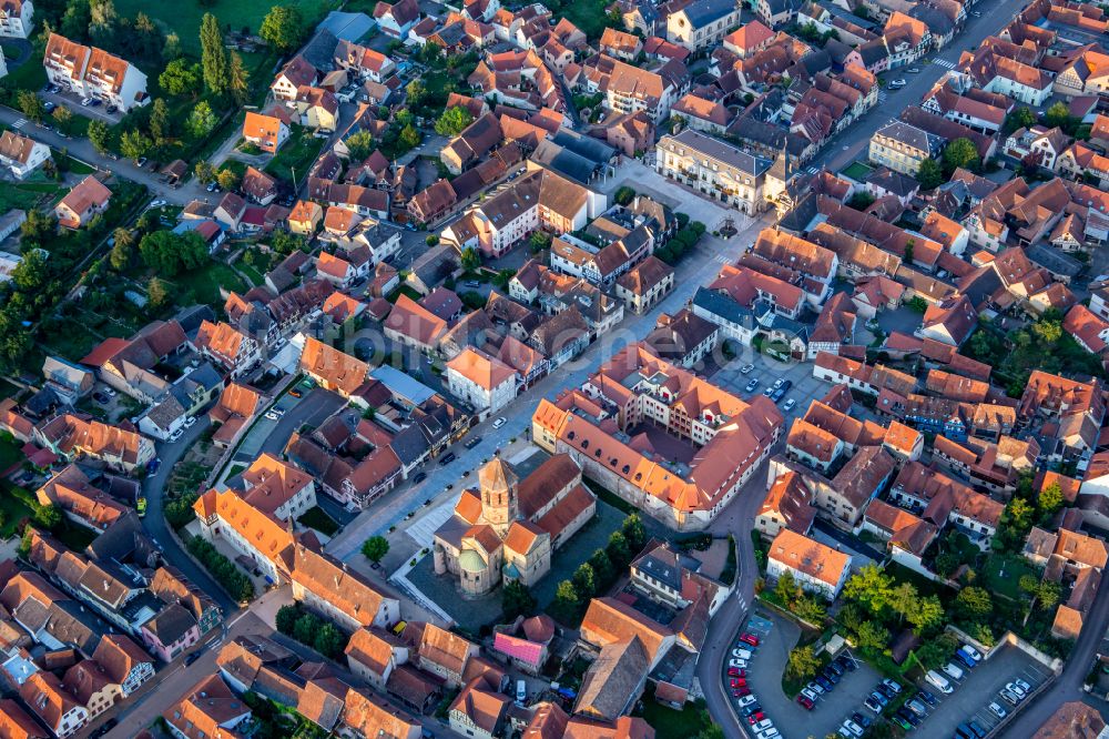 Luftaufnahme Rosheim - Altstadtbereich und Innenstadtzentrum in Rosheim in Grand Est, Frankreich