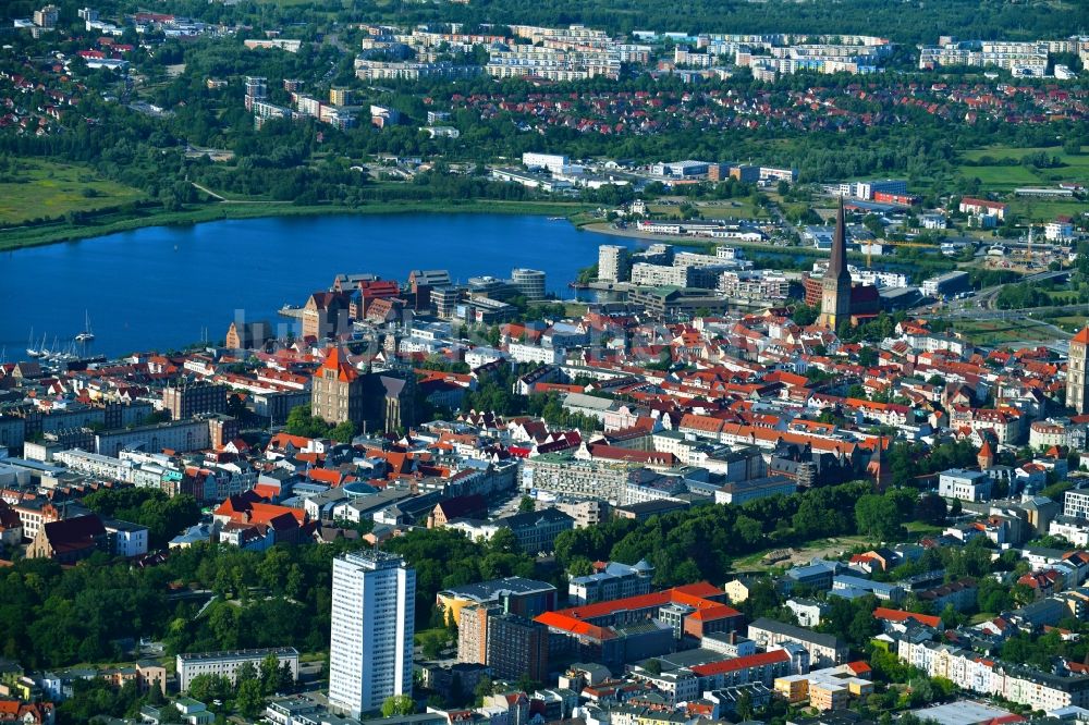 Rostock von oben - Altstadtbereich und Innenstadtzentrum in Rostock im Bundesland Mecklenburg-Vorpommern, Deutschland