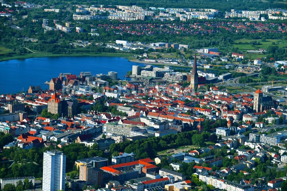 Rostock aus der Vogelperspektive: Altstadtbereich und Innenstadtzentrum in Rostock im Bundesland Mecklenburg-Vorpommern, Deutschland