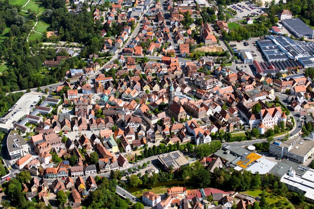 Roth von oben - Altstadtbereich und Innenstadtzentrum in Roth im Bundesland Bayern, Deutschland