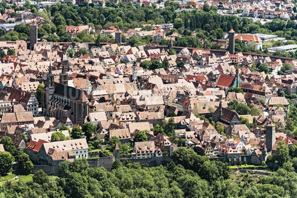 Rothenburg ob der Tauber von oben - Altstadtbereich und Innenstadtzentrum in Rothenburg ob der Tauber im Bundesland Bayern, Deutschland