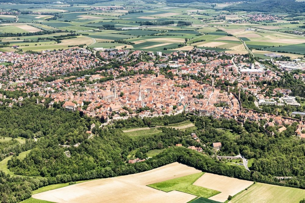 Luftaufnahme Rothenburg ob der Tauber - Altstadtbereich und Innenstadtzentrum in Rothenburg ob der Tauber im Bundesland Bayern, Deutschland