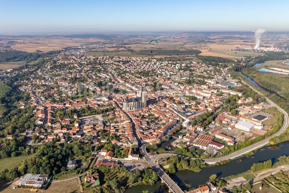 Luftaufnahme Saint-Nicolas-de-Port - Altstadtbereich und Innenstadtzentrum in Saint-Nicolas-de-Port in Grand Est, Frankreich