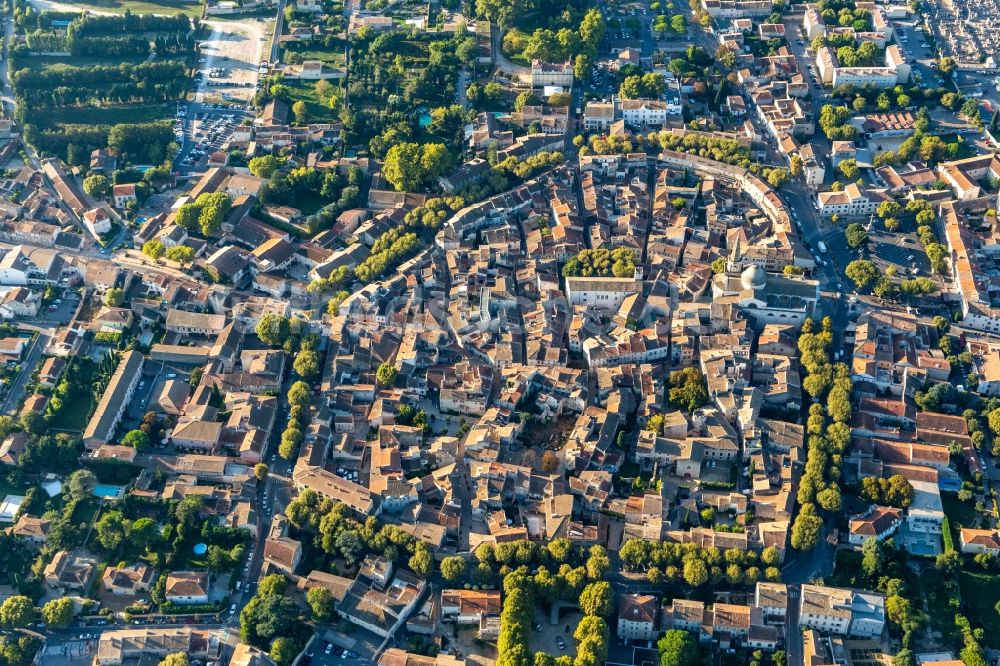 Saint-Remy-de-Provence von oben - Altstadtbereich und Innenstadtzentrum in Saint-Remy-de-Provence in Provence-Alpes-Cote d'Azur, Frankreich