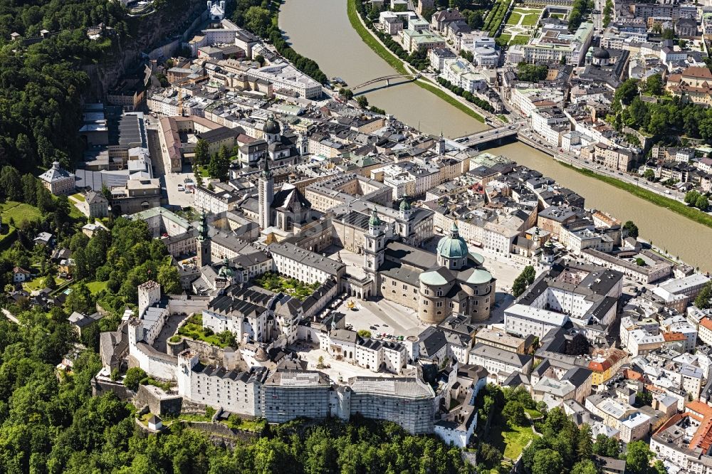 Salzburg von oben - Altstadtbereich und Innenstadtzentrum in Salzburg in Österreich