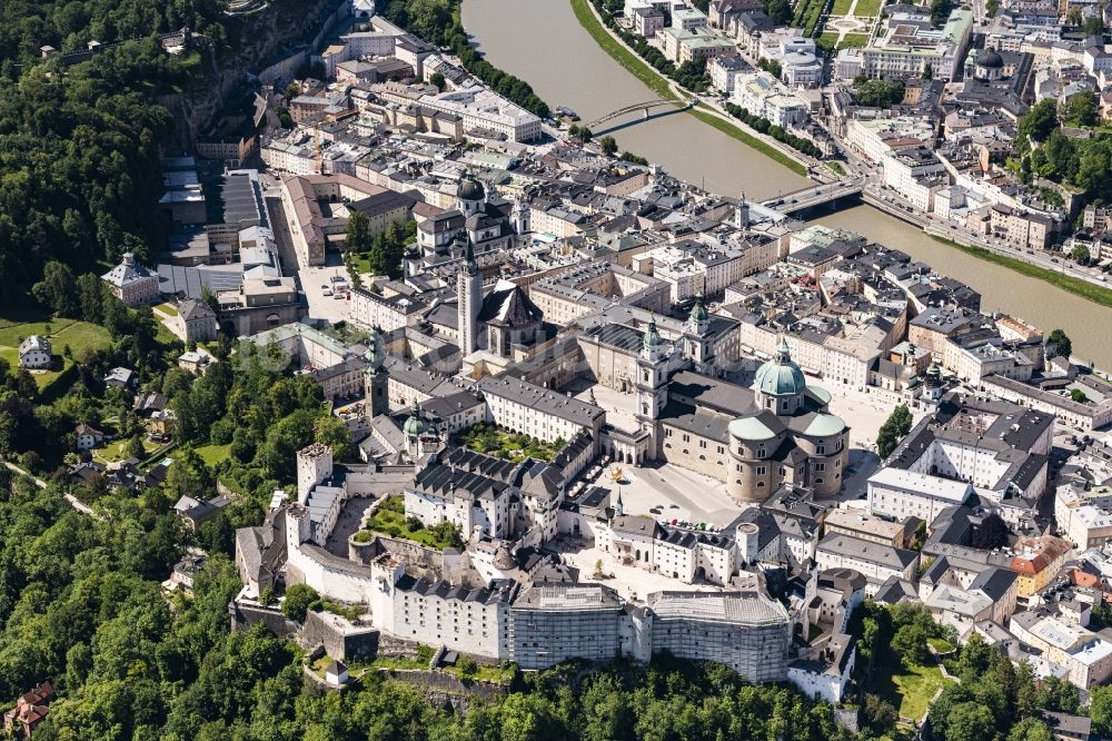 Salzburg aus der Vogelperspektive: Altstadtbereich und Innenstadtzentrum in Salzburg in Österreich