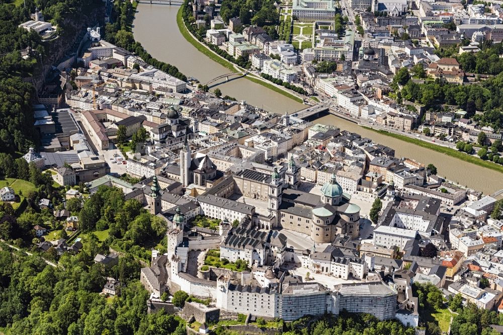 Luftaufnahme Salzburg - Altstadtbereich und Innenstadtzentrum in Salzburg in Österreich