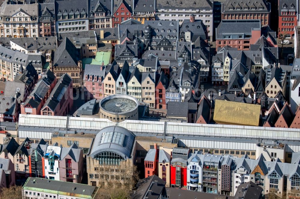 Luftaufnahme Frankfurt am Main - Altstadtbereich und Innenstadtzentrum mit der Schirn Kunsthalle Frankfurt in Frankfurt am Main im Bundesland Hessen, Deutschland
