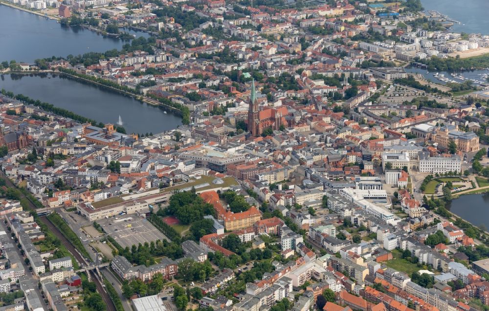 Luftbild Schwerin - Altstadtbereich und Innenstadtzentrum in Schwerin im Bundesland Mecklenburg-Vorpommern, Deutschland