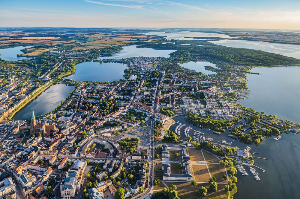 Luftaufnahme Schwerin - Altstadtbereich und Innenstadtzentrum in Schwerin im Bundesland Mecklenburg-Vorpommern, Deutschland