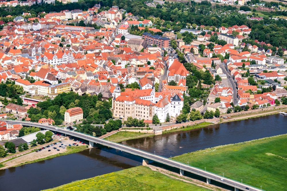 Luftbild Torgau - Altstadtbereich und Innenstadtzentrum sowie Elbbrücke und Schloss Hartenfels in Torgau im Bundesland Sachsen, Deutschland