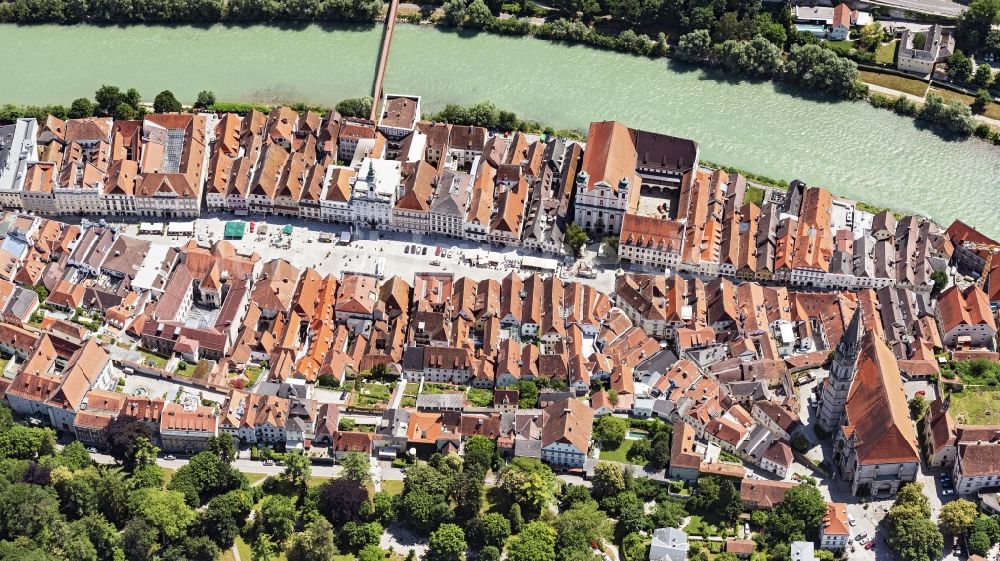 Luftbild Steyr - Altstadtbereich und Innenstadtzentrum dem Stadtplatz und Rathaus am Flussverlauf der Enns in Steyr in Oberösterreich, Österreich