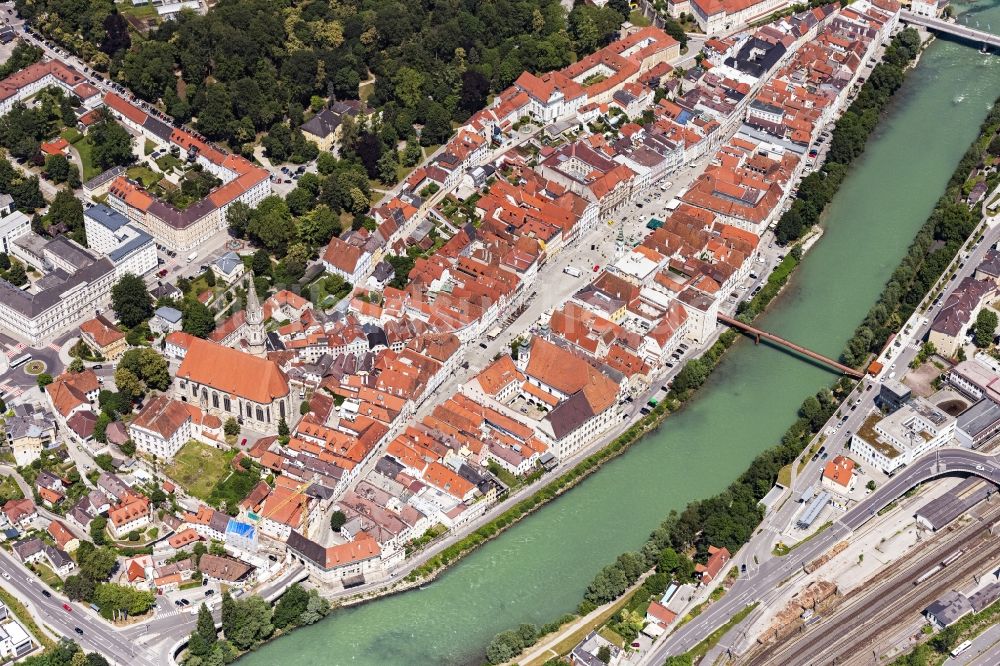 Luftaufnahme Steyr - Altstadtbereich und Innenstadtzentrum dem Stadtplatz und Rathaus am Flussverlauf der Enns in Steyr in Oberösterreich, Österreich