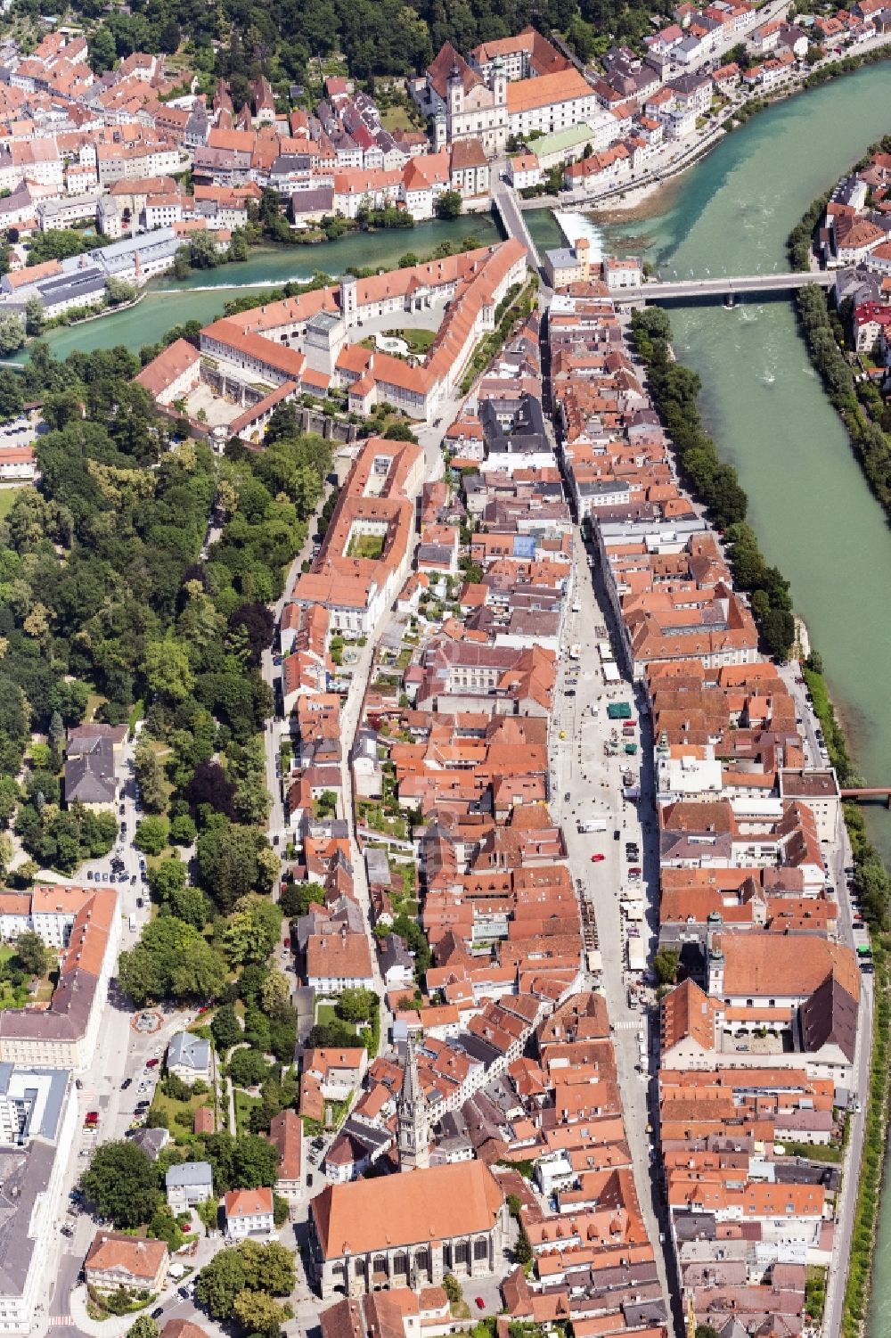 Steyr aus der Vogelperspektive: Altstadtbereich und Innenstadtzentrum in Steyr in Oberösterreich, Österreich