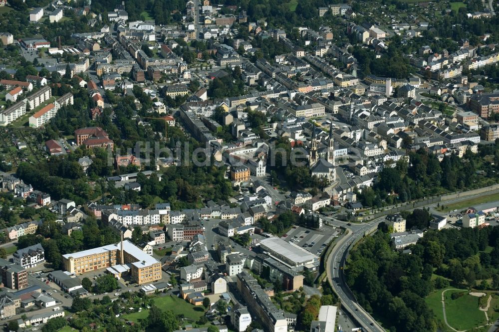 Oelsnitz/Vogtl. von oben - Altstadtbereich und Innenstadtzentrum mit der St.Jakobi Kirche in Oelsnitz/Vogtl. im Bundesland Sachsen