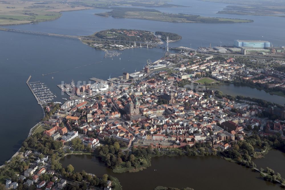 Luftbild Hansestadt Stralsund - Altstadtbereich und Innenstadtzentrum in Stralsund im Bundesland Mecklenburg-Vorpommern, Deutschland