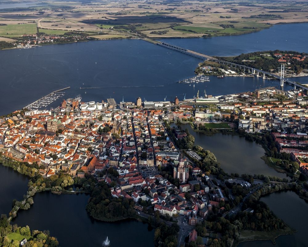 Luftbild Hansestadt Stralsund - Altstadtbereich und Innenstadtzentrum in Stralsund im Bundesland Mecklenburg-Vorpommern, Deutschland