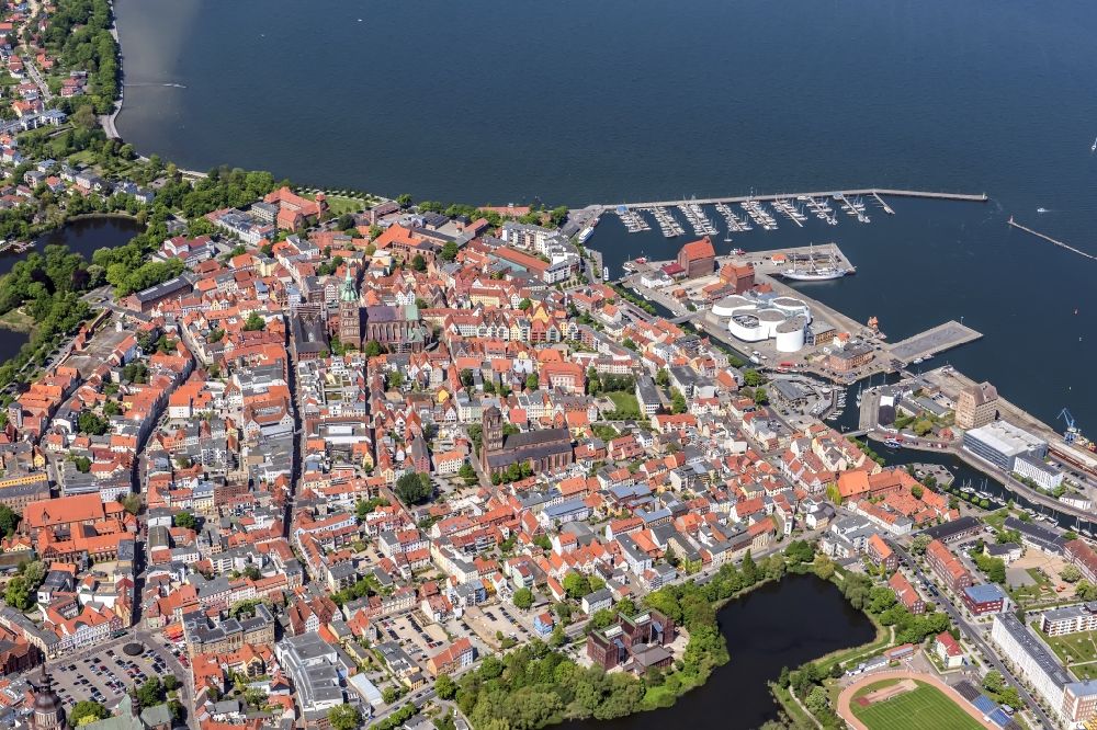 Luftaufnahme Hansestadt Stralsund - Altstadtbereich und Innenstadtzentrum in Stralsund im Bundesland Mecklenburg-Vorpommern, Deutschland