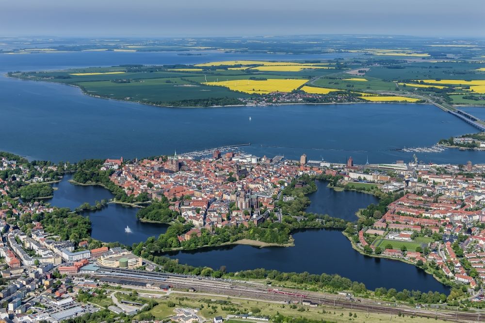 Hansestadt Stralsund von oben - Altstadtbereich und Innenstadtzentrum in Stralsund im Bundesland Mecklenburg-Vorpommern, Deutschland