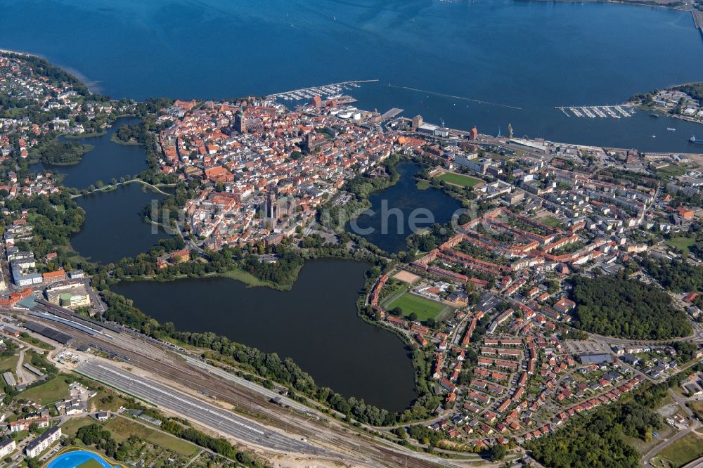 Luftaufnahme Stralsund - Altstadtbereich und Innenstadtzentrum in Stralsund im Bundesland Mecklenburg-Vorpommern, Deutschland