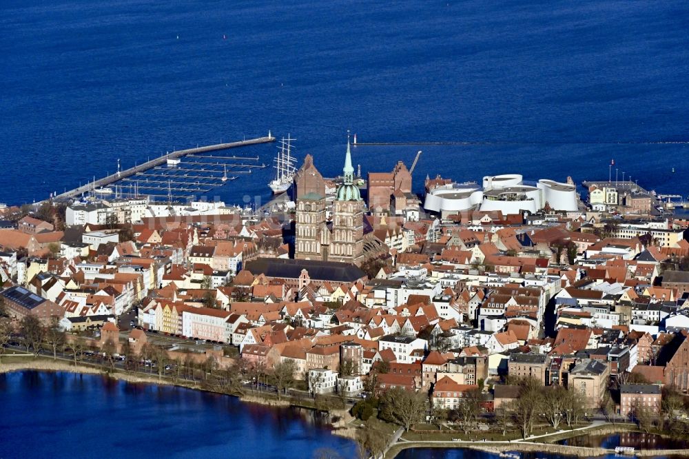 Hansestadt Stralsund aus der Vogelperspektive: Altstadtbereich und Innenstadtzentrum in Stralsund im Bundesland Mecklenburg-Vorpommern, Deutschland