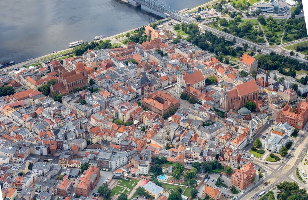 Luftaufnahme Torun - Altstadtbereich und Innenstadtzentrum in Torun ( Thorn )in Kujawien-Pommern, Polen