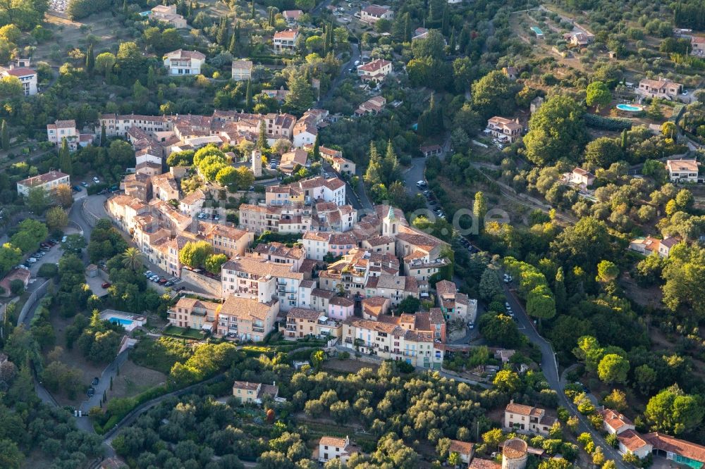 Tourrettes von oben - Altstadtbereich und Innenstadtzentrum in Tourrettes in Provence-Alpes-Cote d'Azur, Frankreich