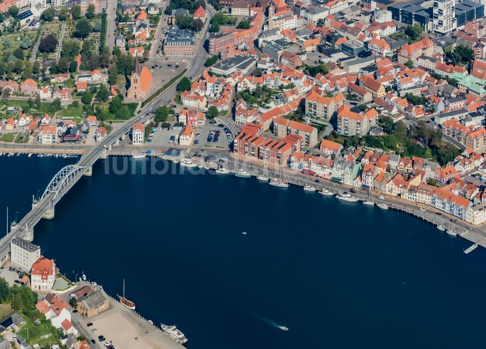 Sonderborg aus der Vogelperspektive: Altstadtbereich und Innenstadtzentrum am Ufer des Alssund in Sonderborg in Region Syddanmark, Dänemark