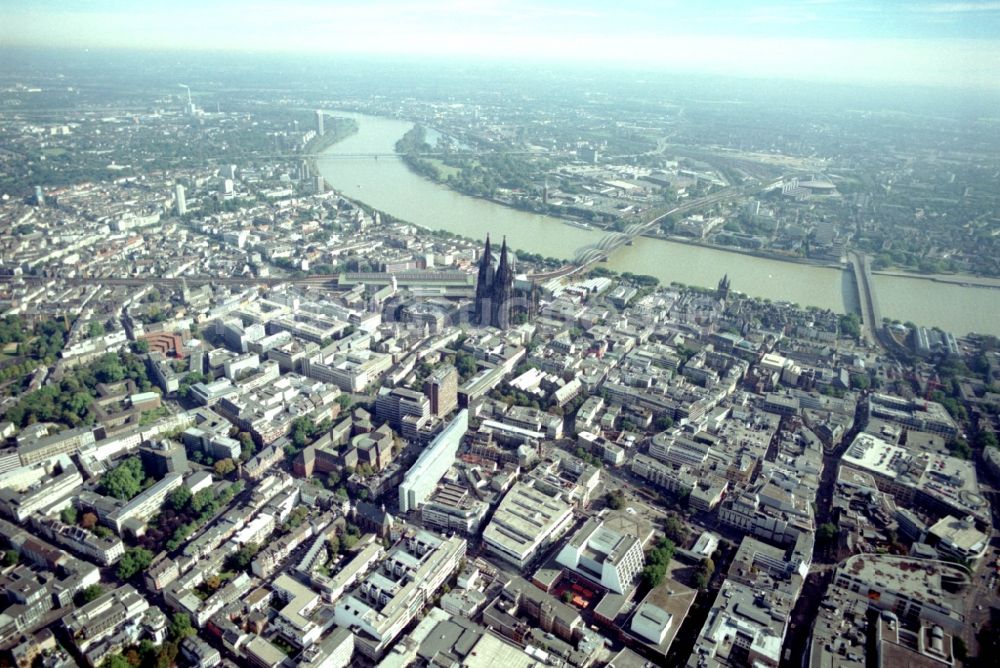 Luftbild Köln - Altstadtbereich und Innenstadtzentrum am Ufer des Rhein in Köln im Bundesland Nordrhein-Westfalen, Deutschland