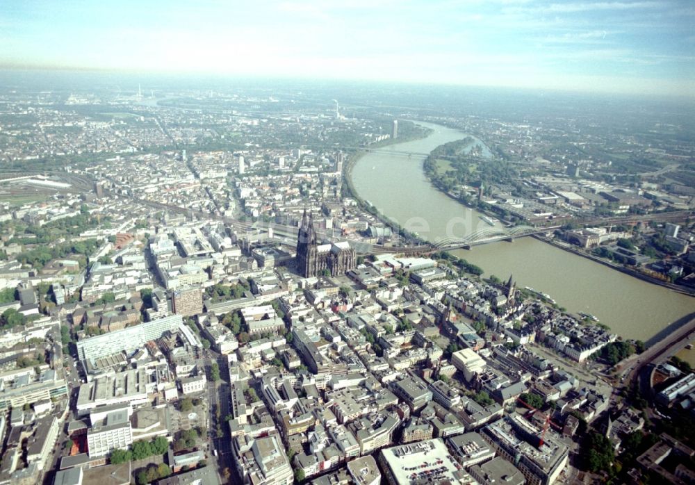 Luftaufnahme Köln - Altstadtbereich und Innenstadtzentrum am Ufer des Rhein in Köln im Bundesland Nordrhein-Westfalen, Deutschland