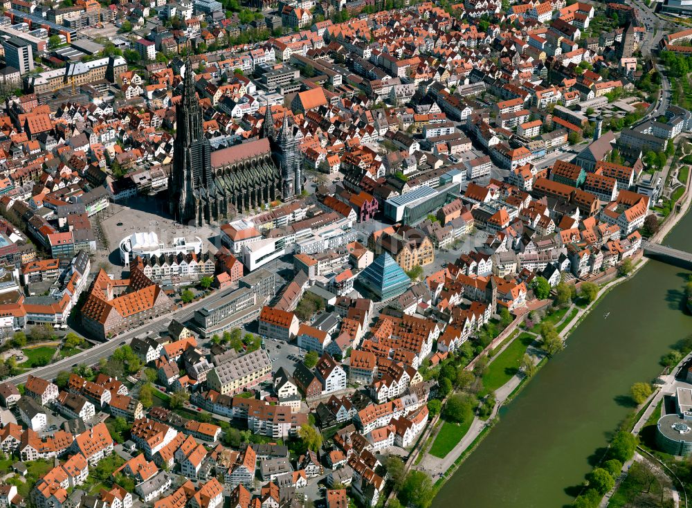 Ulm von oben - Altstadtbereich und Innenstadtzentrum in Ulm im Bundesland Baden-Württemberg, Deutschland