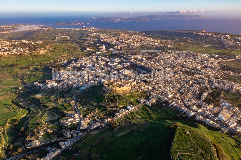 Victoria aus der Vogelperspektive: Altstadtbereich und Innenstadtzentrum in Victoria auf Gozo, Malta