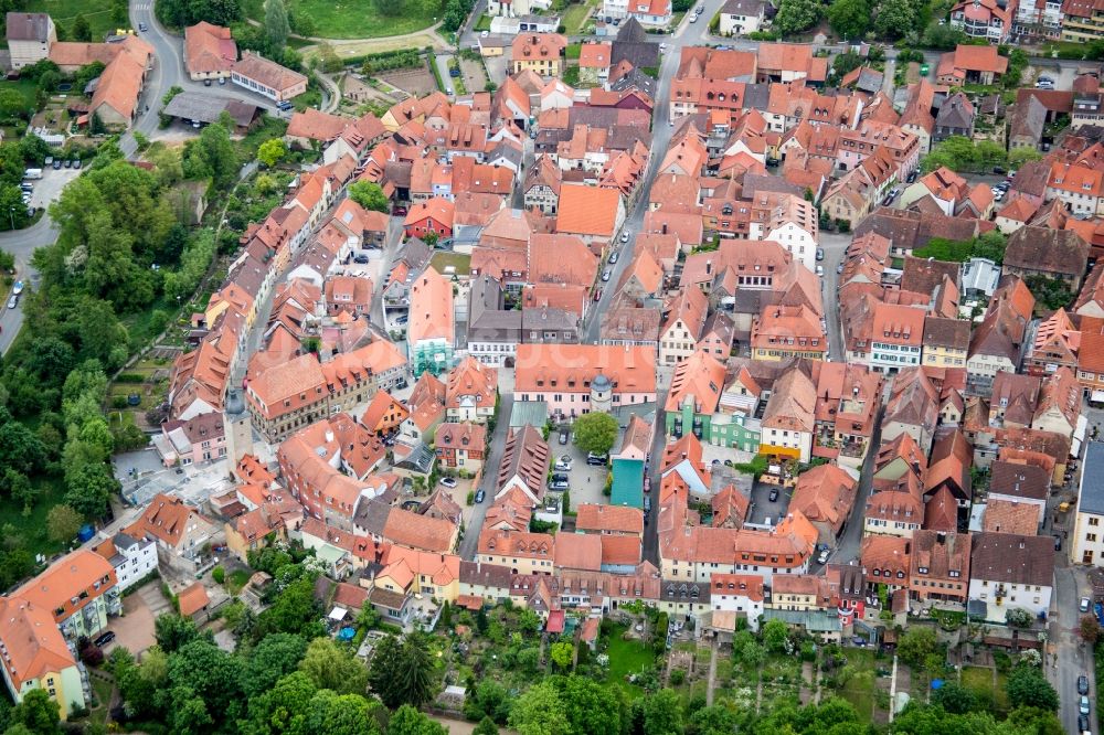 Volkach aus der Vogelperspektive: Altstadtbereich und Innenstadtzentrum in Volkach im Bundesland Bayern, Deutschland