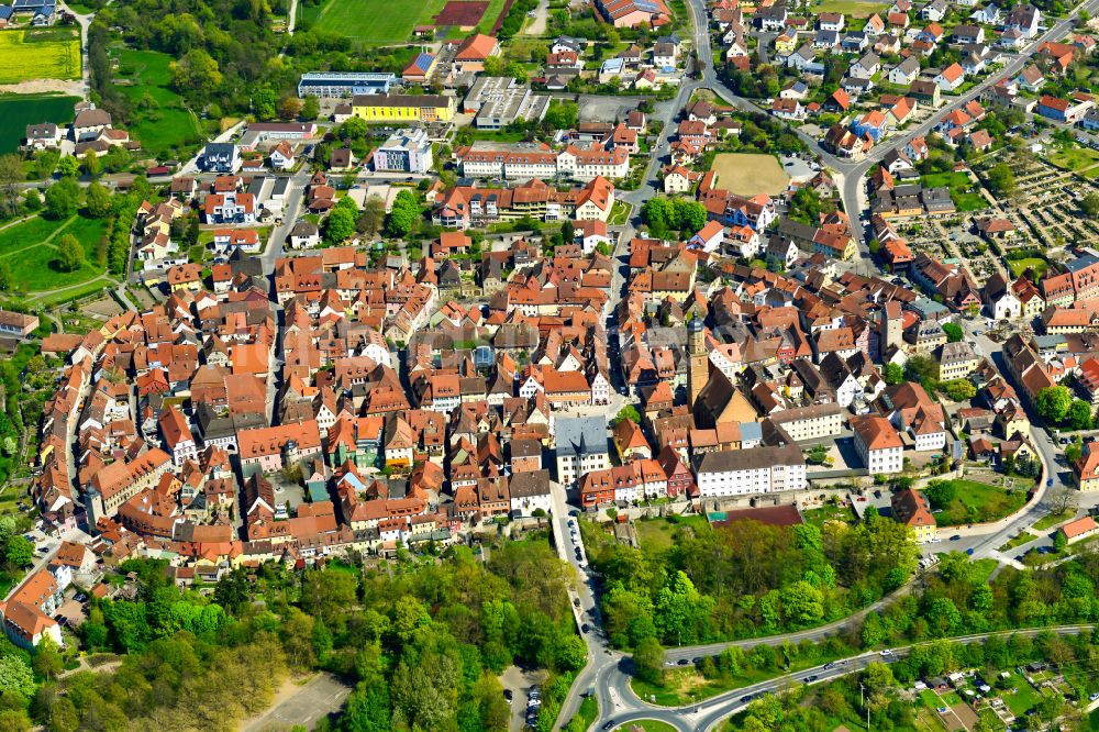 Volkach von oben - Altstadtbereich und Innenstadtzentrum in Volkach im Bundesland Bayern, Deutschland