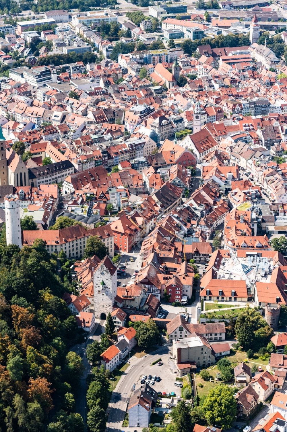 Luftaufnahme Ravensburg - Altstadtbereich und Innenstadtzentrum im Vordergrund ist das Obertor zu sehen in Ravensburg im Bundesland Baden-Württemberg, Deutschland