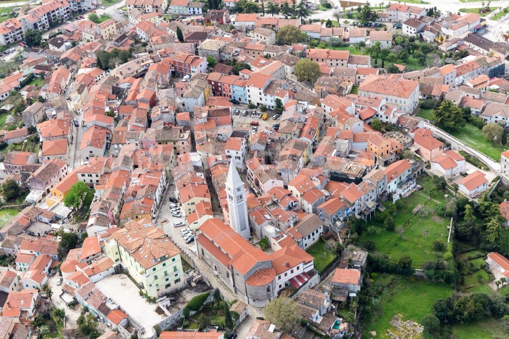 Luftaufnahme Vrsar - Altstadtbereich und Innenstadtzentrum in Vrsar in Istirien - Istarska zupanija, Kroatien