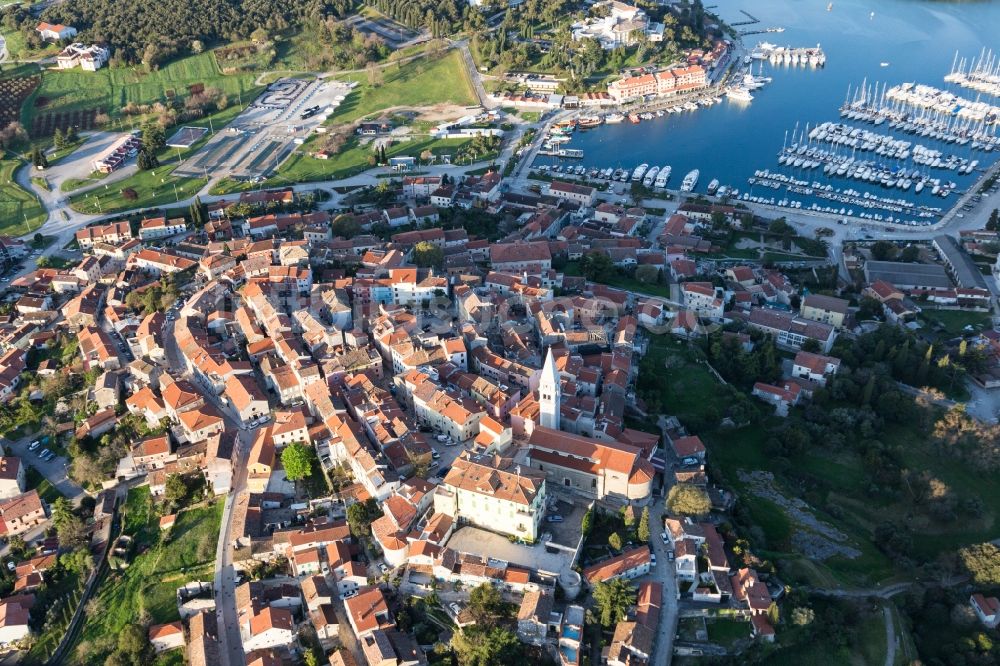 Vrsar aus der Vogelperspektive: Altstadtbereich und Innenstadtzentrum in Vrsar in Istirien - Istarska zupanija, Kroatien