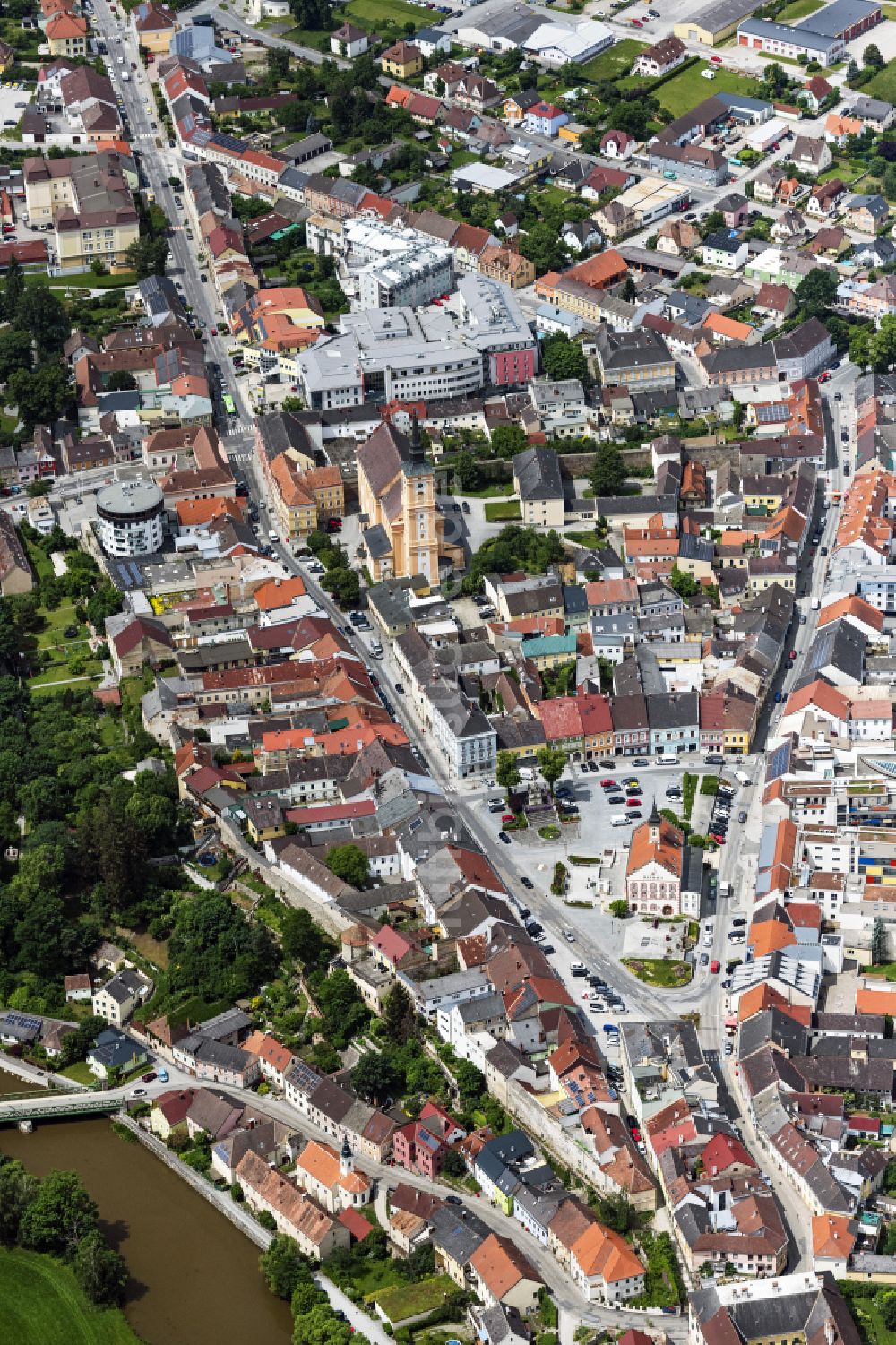 Luftaufnahme Waidhofen an der Thaya - Altstadtbereich und Innenstadtzentrum in Waidhofen an der Thaya in Niederösterreich, Österreich