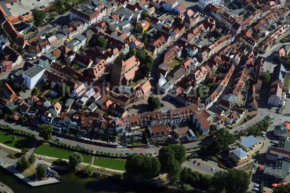 Waren (Müritz) von oben - Altstadtbereich und Innenstadtzentrum in Waren (Müritz) im Bundesland Mecklenburg-Vorpommern