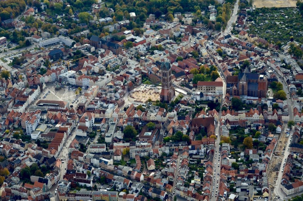 Luftaufnahme Wismar - Altstadtbereich und Innenstadtzentrum in Wismar im Bundesland Mecklenburg-Vorpommern, Deutschland