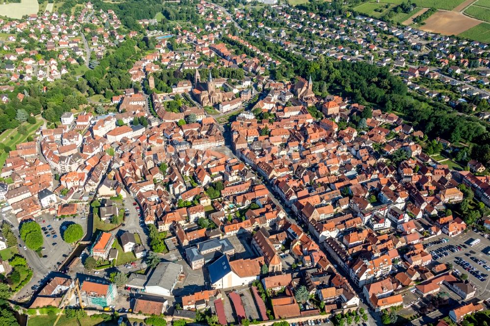 Wissembourg aus der Vogelperspektive: Altstadtbereich und Innenstadtzentrum in Wissembourg in Grand Est, Frankreich
