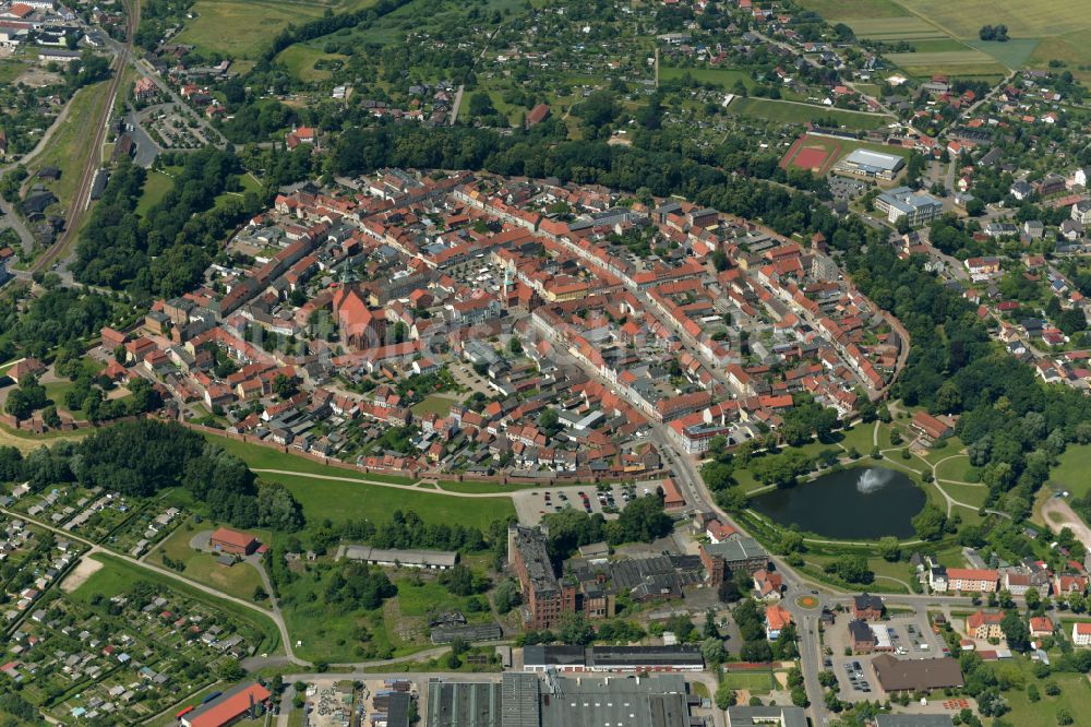 Luftaufnahme Wittstock/Dosse - Altstadtbereich und Innenstadtzentrum in Wittstock/Dosse im Bundesland Brandenburg, Deutschland