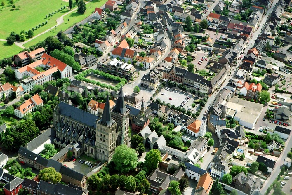 Xanten aus der Vogelperspektive: Altstadtbereich und Innenstadtzentrum in Xanten im Bundesland Nordrhein-Westfalen