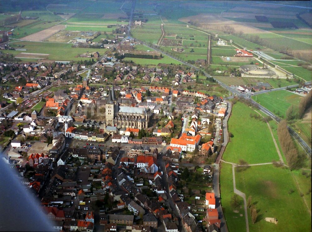 Xanten aus der Vogelperspektive: Altstadtbereich und Innenstadtzentrum in Xanten im Bundesland Nordrhein-Westfalen, Deutschland
